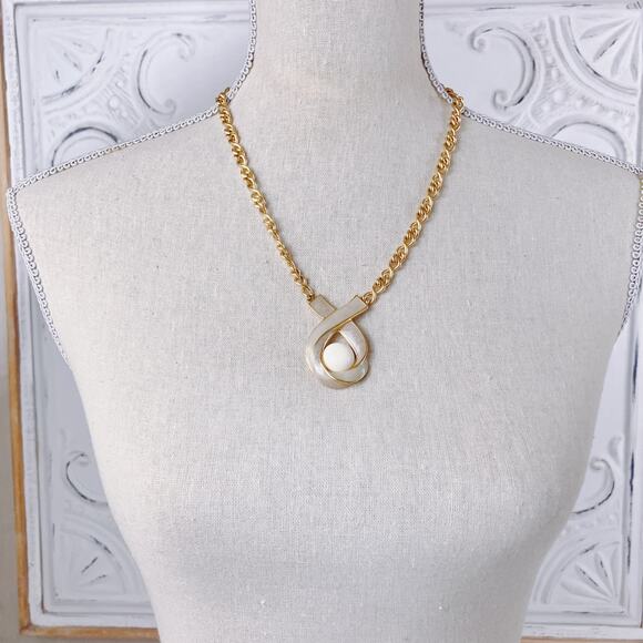 VTG Signed Trifari Modernist Enamel Ribbon Pendant Necklace, Gold Tone Chain - Picture 5 of 8